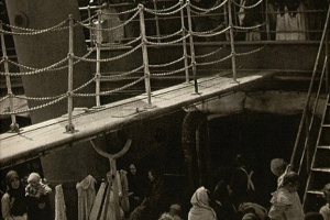 Alfred Stieglitz. „Dolny pokład”, 1907. Sezonowi robotnicy oraz emigranci nie wpuszczeni do Stanów wracają do Europy (Fot. za Wikipedia)